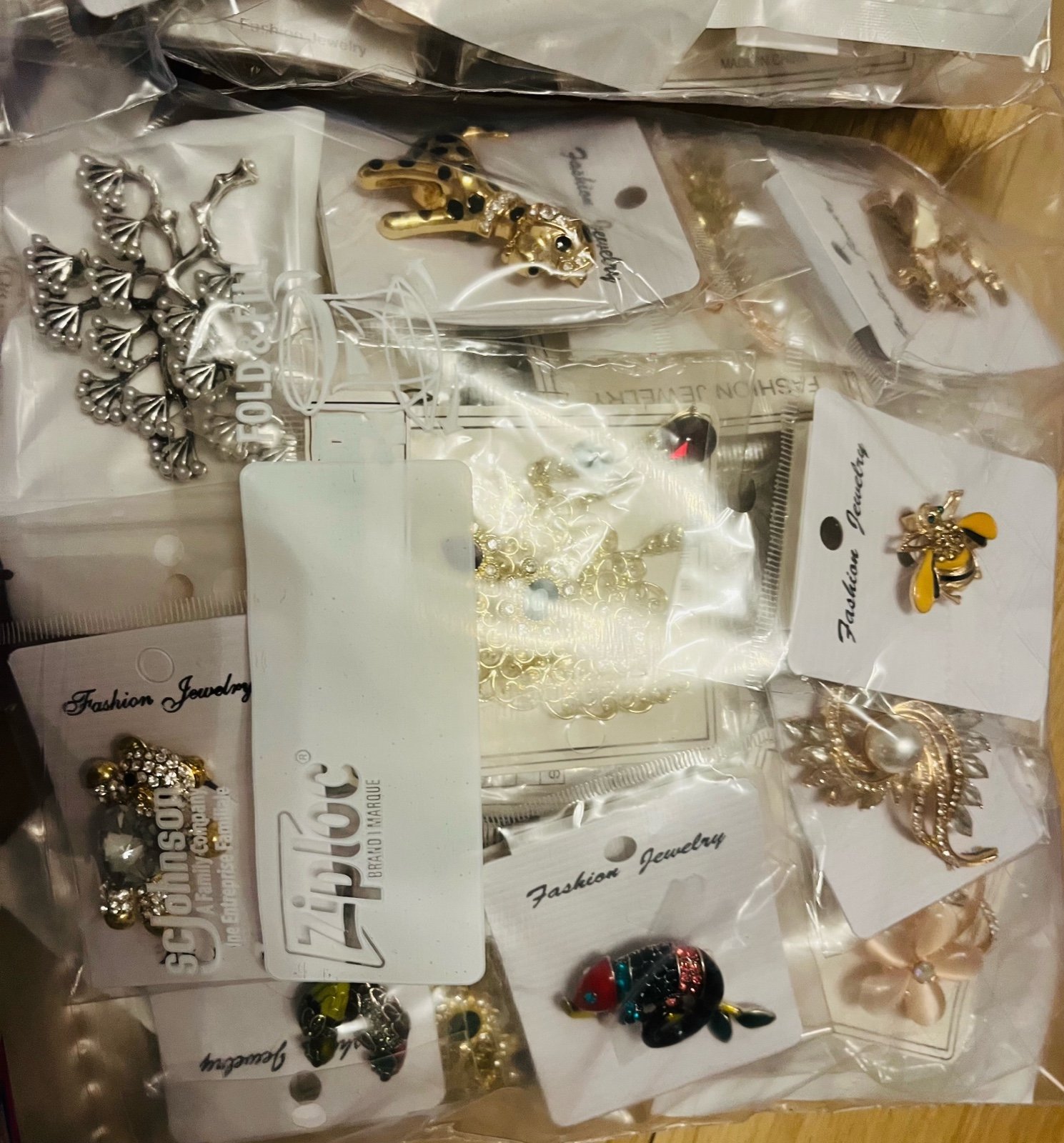 Bulk Lot of 100 Pieces Mixed Brooches & Pins