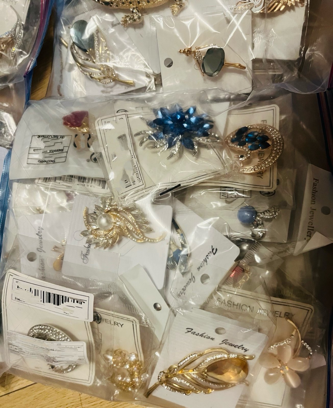 Bulk Lot of 200 Pieces Mixed Brooches & Pins