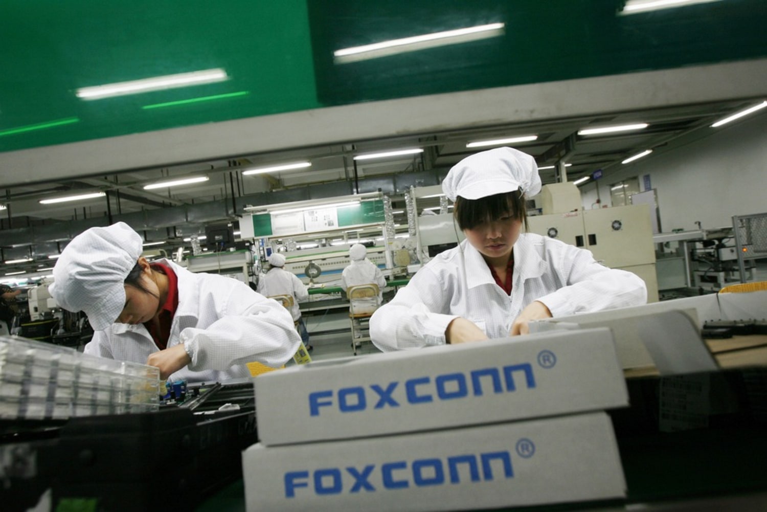 apple probes work conditions at china factory