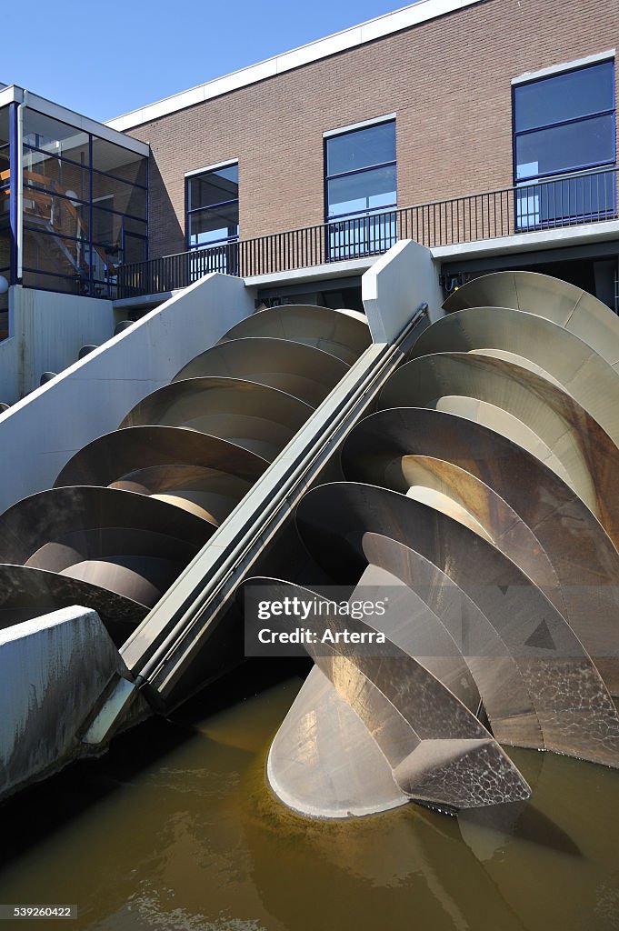 Archimedean screw pump