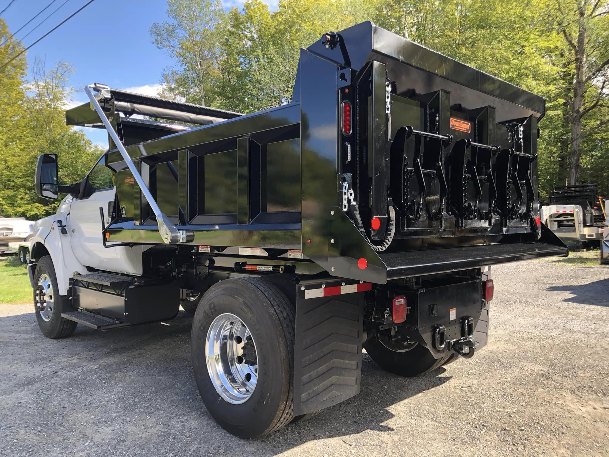 Dump Bodies, Spreaders, & Hoists leading manufacturer.