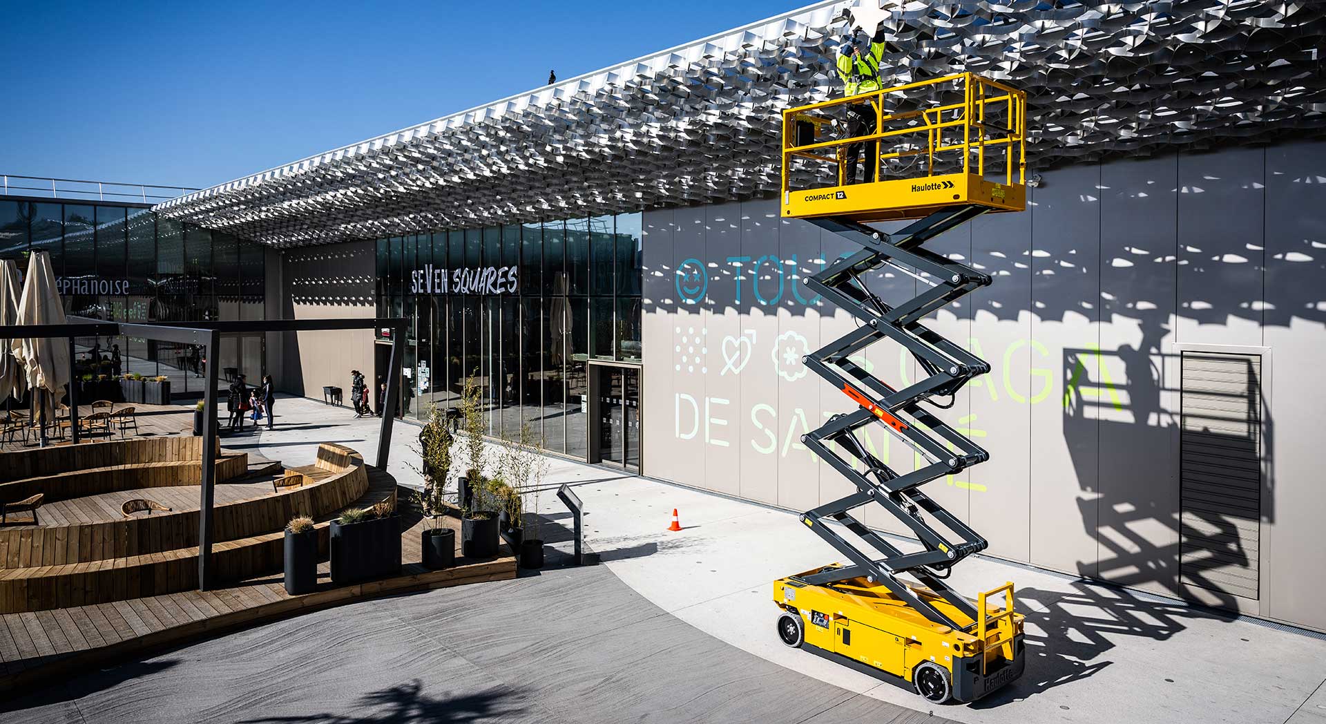 Electric and all terrain scissors lifts