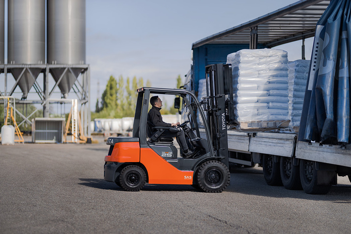 Engine-powered forklift trucks