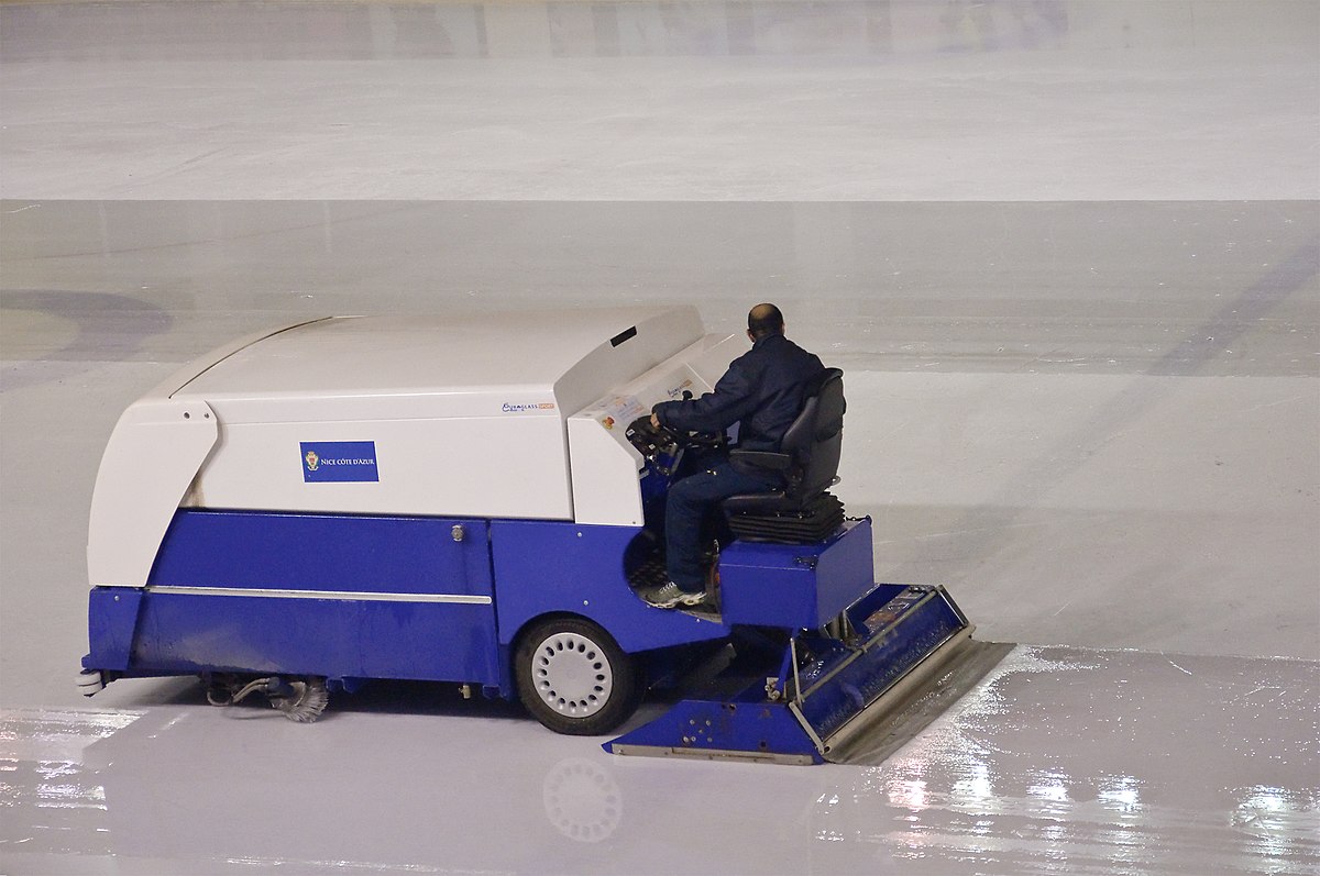 Ice resurfacing machines