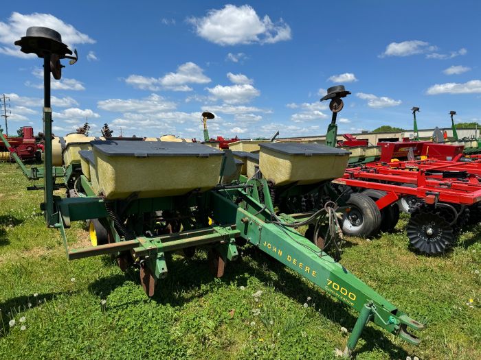 JD 7000 4RW Planter