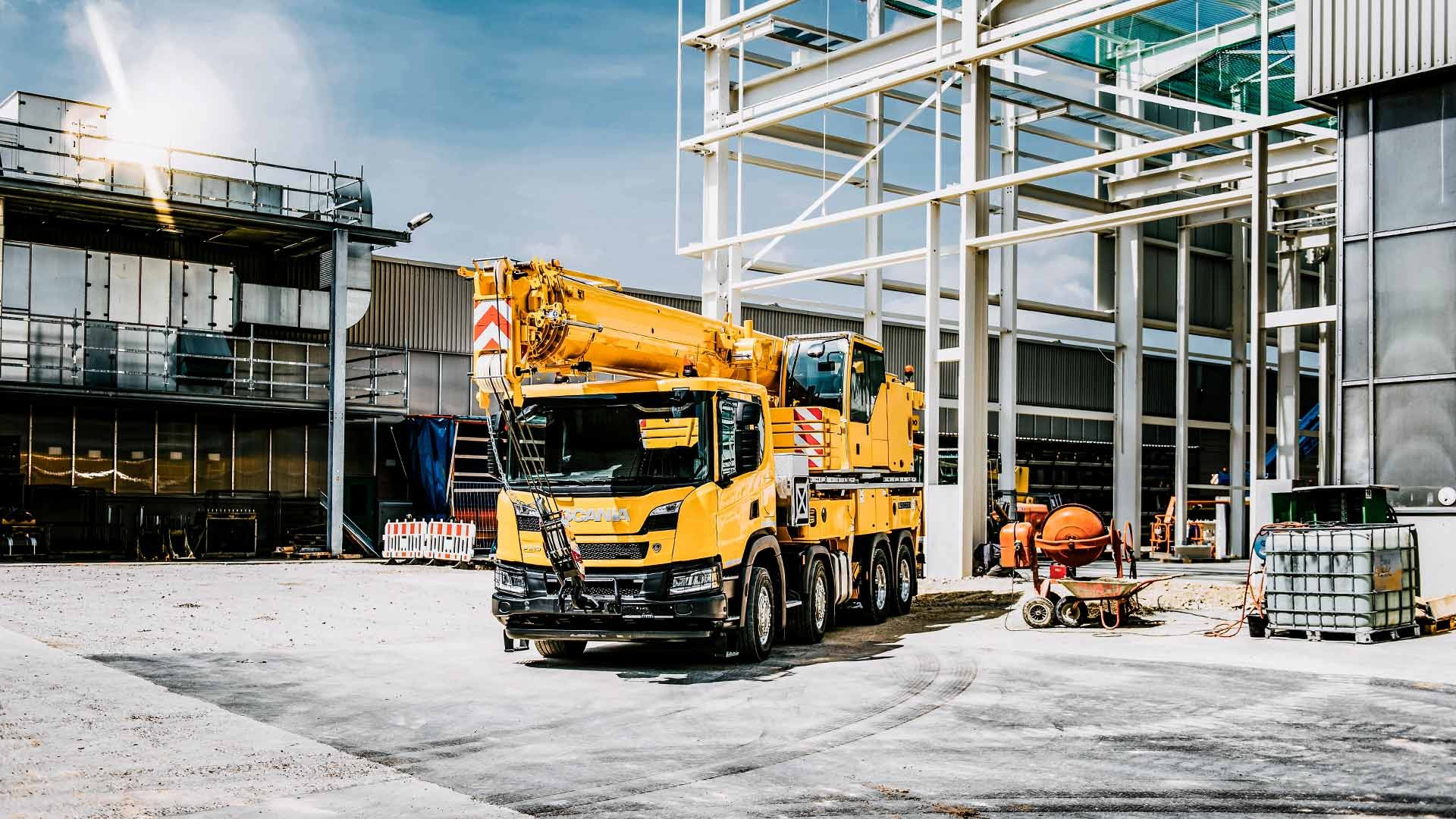 Mobile and crawler cranes