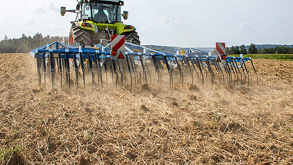 Spring-tooth cultivator for seedbed preparation