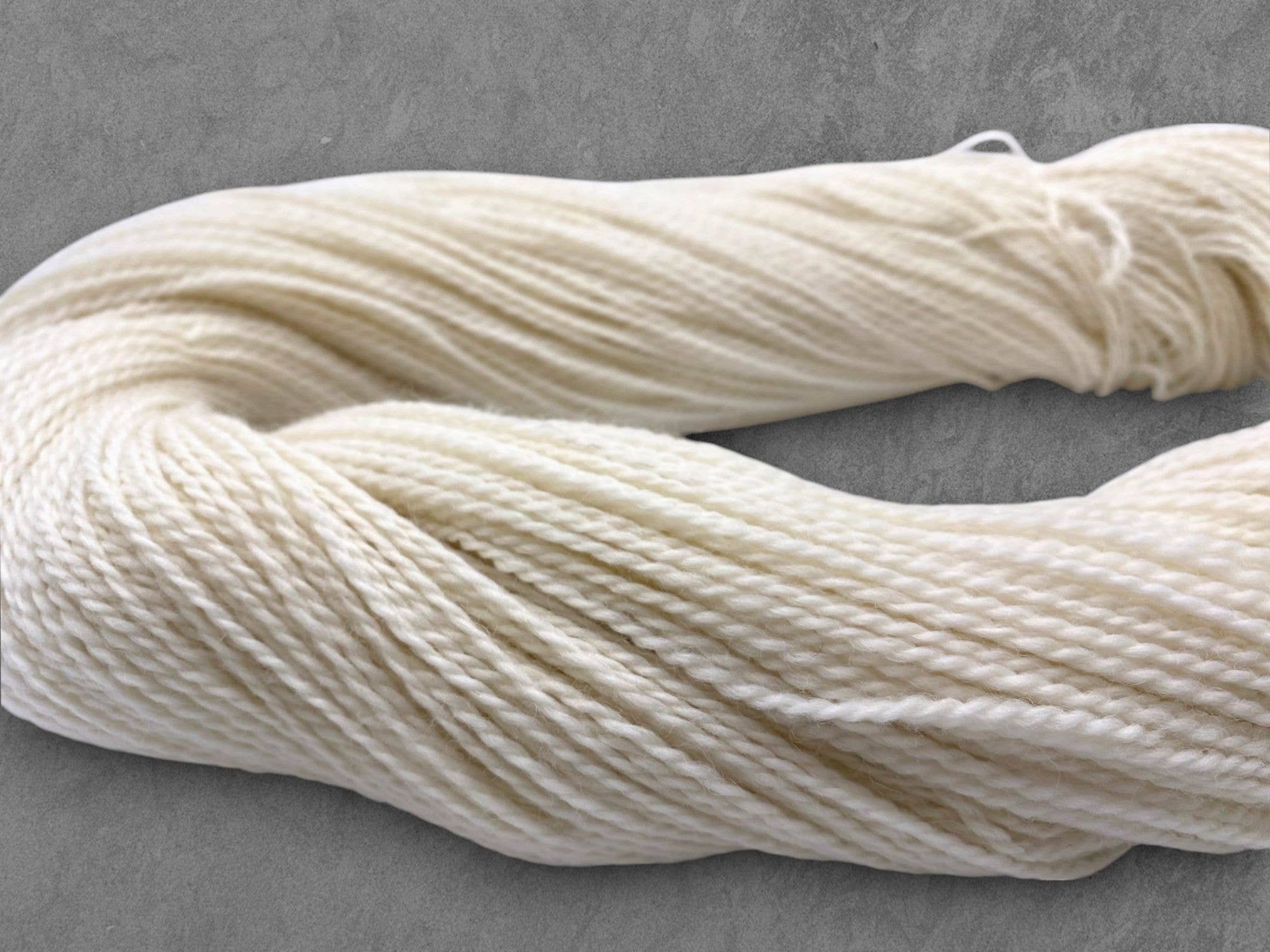 Undyed yarn