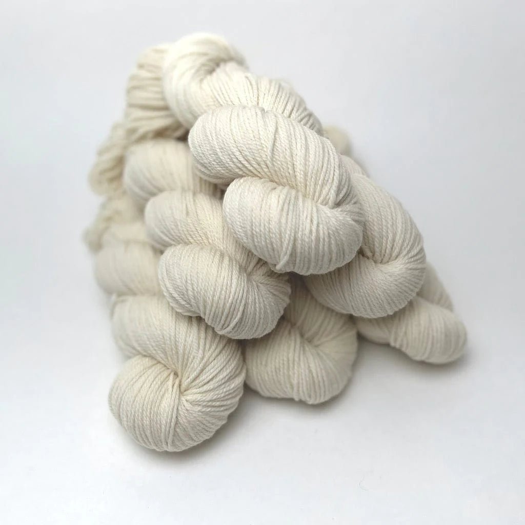 Undyed yarn