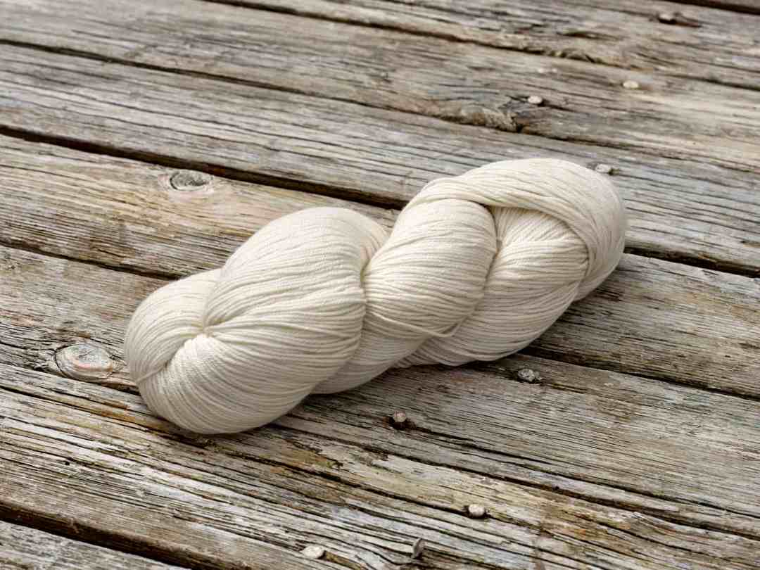 Undyed yarn