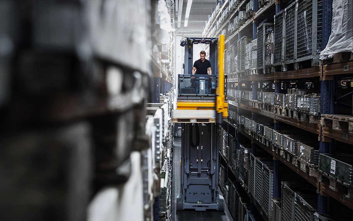 Very Narrow Aisle Forklifts